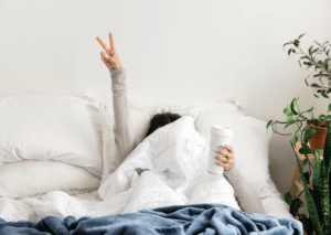 śpiąca dziewczyna w łóżku