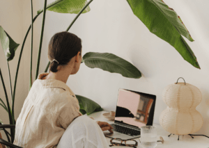 Dziewczyna przy biurku i laptop